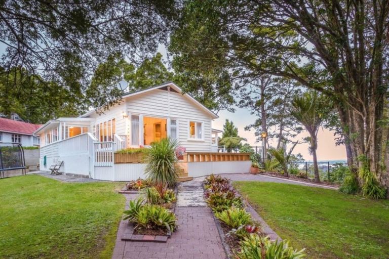 Photo of property in 114 Scenic Drive, Titirangi, Auckland, 0604