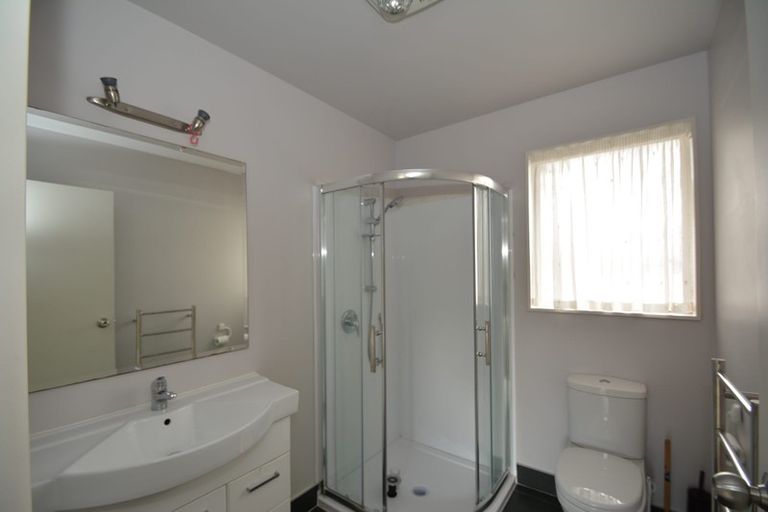 Photo of property in 5a Graham Avenue, Te Atatu Peninsula, Auckland, 0610