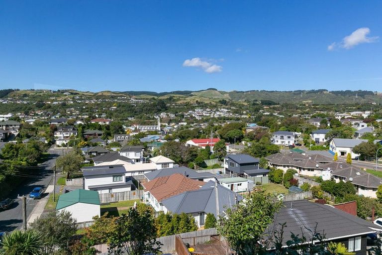 Photo of property in 15 Romney Square, Tawa, Wellington, 5028