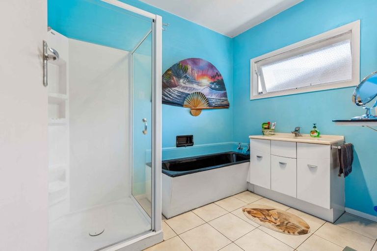 Photo of property in 35 Yeovil Road, Te Atatu Peninsula, Auckland, 0610