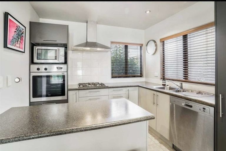 Photo of property in 2/64 Schnapper Rock Road, Schnapper Rock, Auckland, 0632