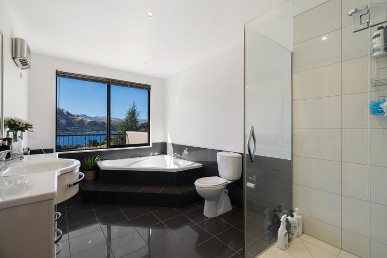 Photo of property in 17 Milward Place, Kelvin Heights, Queenstown, 9300