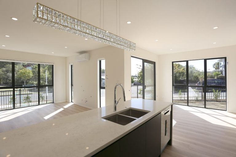 Photo of property in 46 Topliss Drive, Northcross, Auckland, 0632