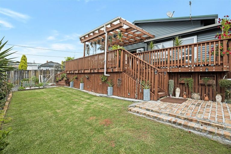 Photo of property in 275 Great North Road, Henderson, Auckland, 0612