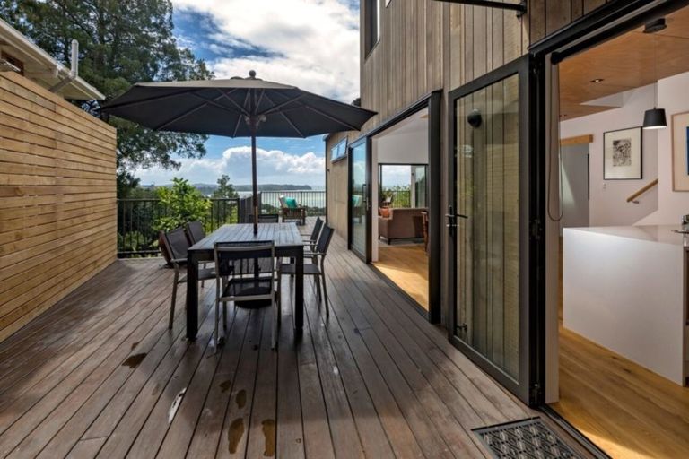 Photo of property in 64 Otitori Bay Road, Titirangi, Auckland, 0604