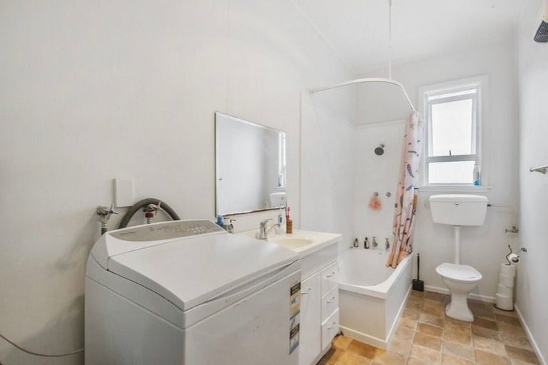 Photo of property in 23 Royal Crescent, Saint Kilda, Dunedin, 9012