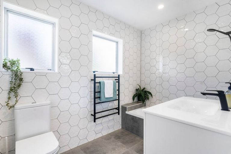 Photo of property in 2/25 Ciprian Place, Henderson, Auckland, 0612