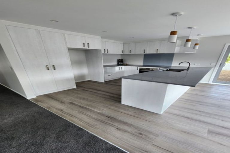 Photo of property in 17 Rewarewa Way, Timberlea, Upper Hutt, 5018