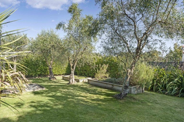 Photo of property in 2 Burgundy Drive, Martinborough, 5711