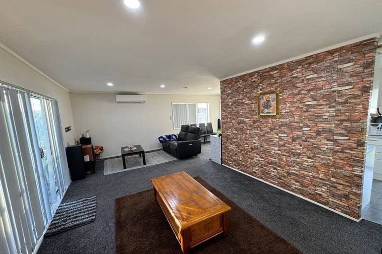 Photo of property in 15 Hinerau Street, Henderson, Auckland, 0612