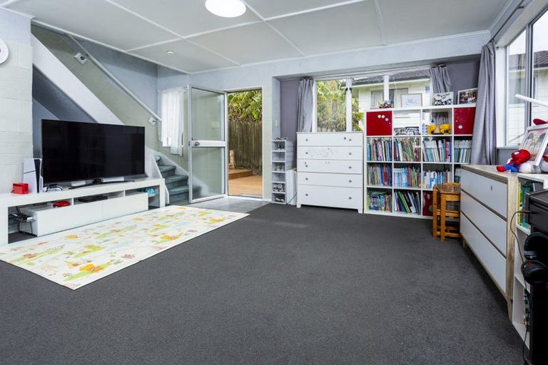 Photo of property in 8 Athena Drive, Totara Vale, Auckland, 0629