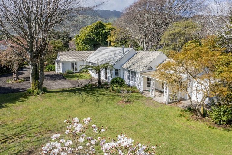 Photo of property in 11 Karaka Grove, Waikanae, 5036