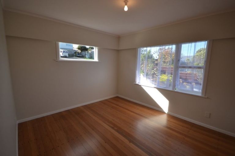 Photo of property in 49 Stewart Drive, Newlands, Wellington, 6037