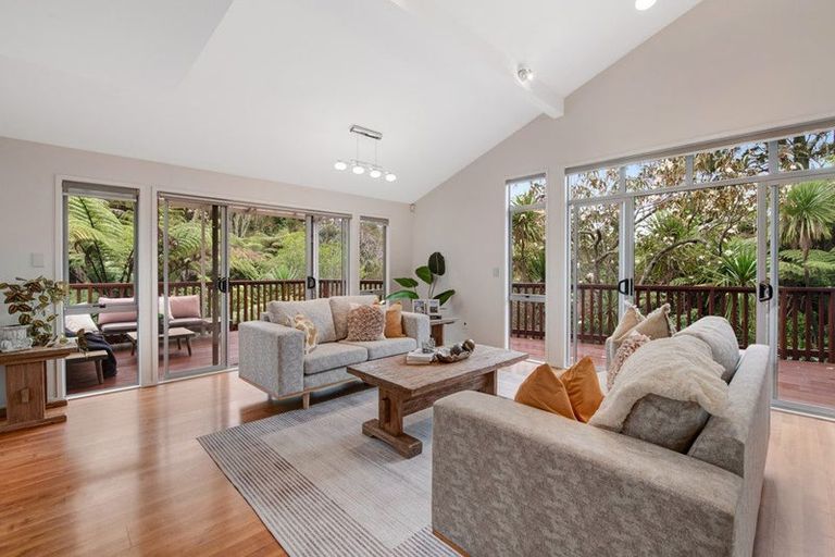 Photo of property in 9 Springwater Vale, Unsworth Heights, Auckland, 0632