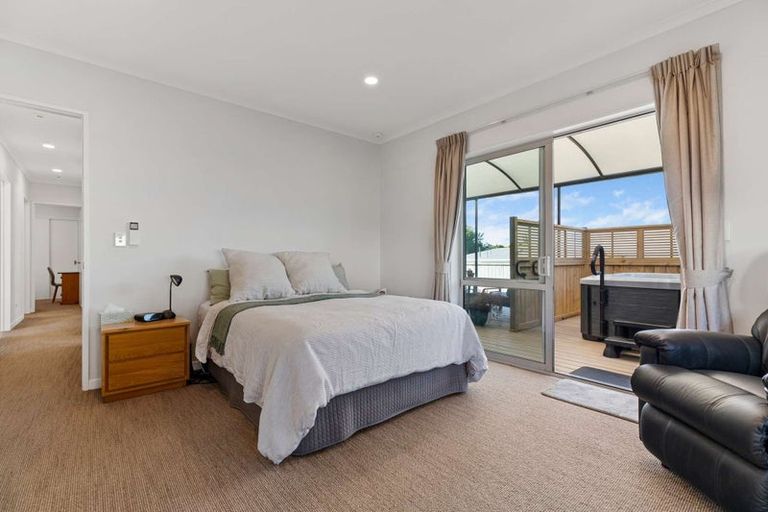 Photo of property in 9 River Road, Te Atatu Peninsula, Auckland, 0610