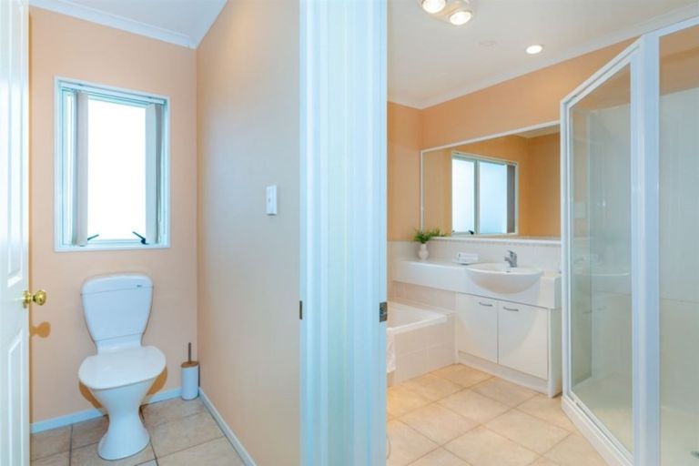 Photo of property in 27 John Brooke Crescent, East Tamaki Heights, Auckland, 2016