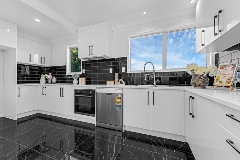 Photo of property in 20 Finn Place, Totara Vale, Auckland, 0629