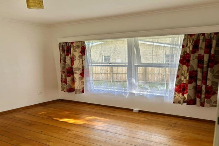 Photo of property in 32 Raleigh Road, Northcote, Auckland, 0627