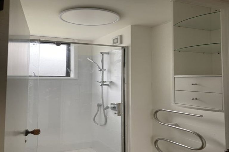 Photo of property in 25a/5 Beach Road, Te Atatu Peninsula, Auckland, 0610