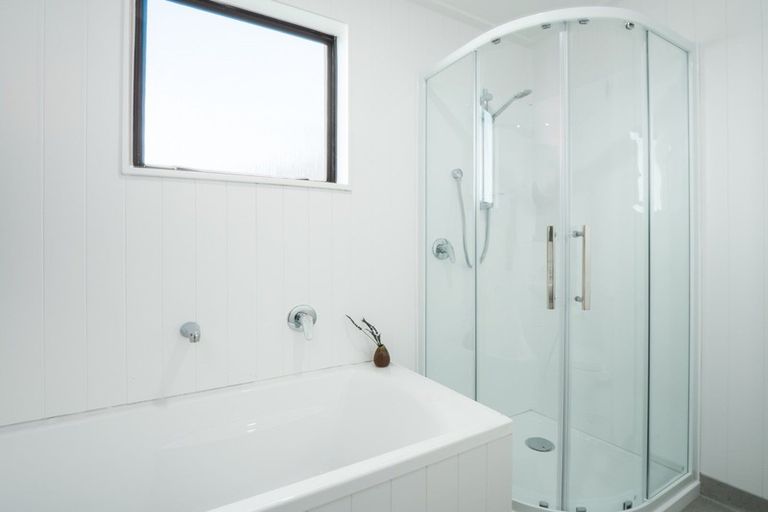 Photo of property in 17a Wynyard Crescent, Fernhill, Queenstown, 9300