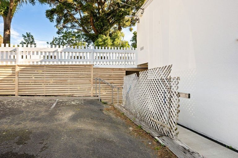 Photo of property in 2/18 Agra Crescent, Khandallah, Wellington, 6035