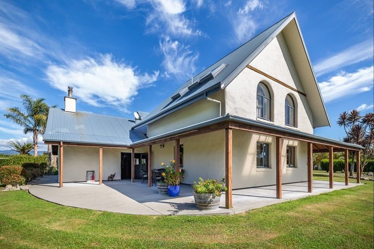 Photo of property in 100 Waihou Road, Levin, 5571