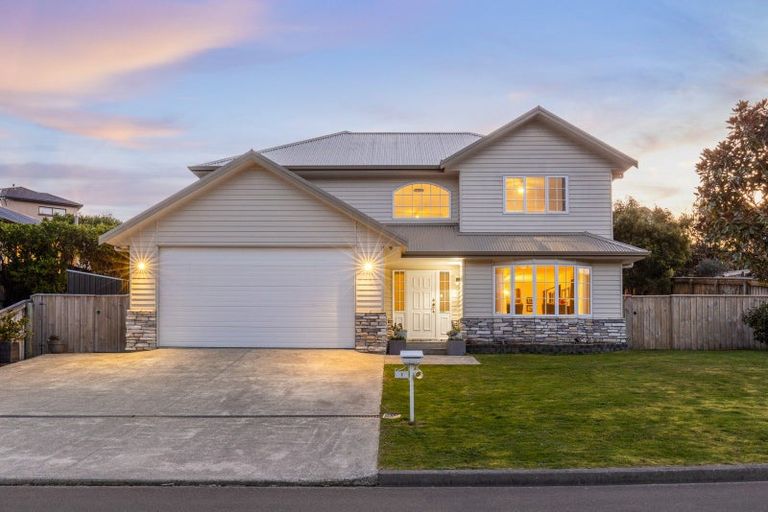 Photo of property in 7 Tararua Close, Aotea, Porirua, 5024