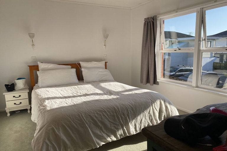 Photo of property in 1/24 Knights Road, Rothesay Bay, Auckland, 0630