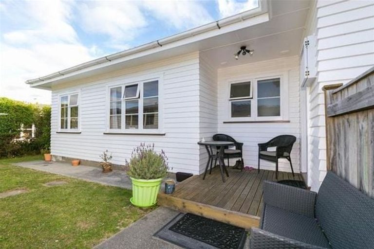Photo of property in 29 Horokiwi Road West, Newlands, Wellington, 6037