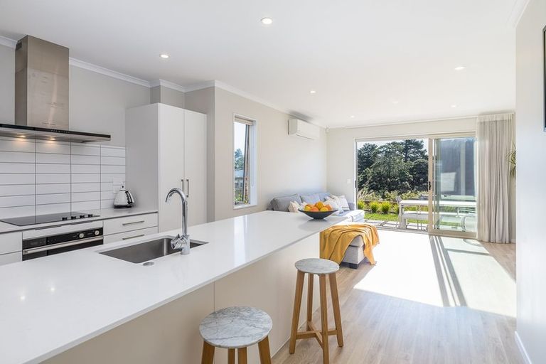 Photo of property in 14 Manutewhau Road, Massey, Auckland, 0614