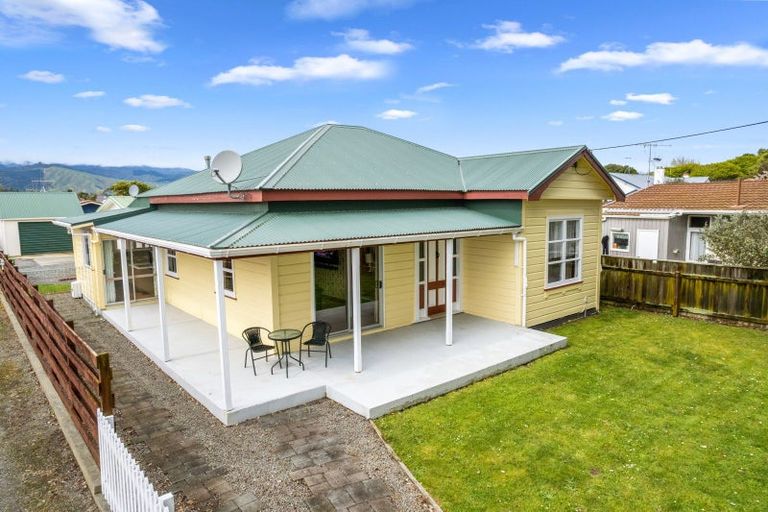 Photo of property in 24 Domain Road, Otaki, 5512