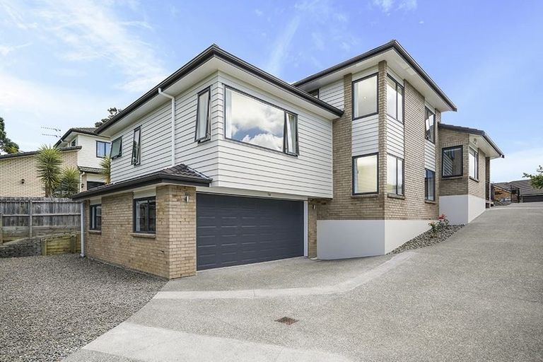 Photo of property in 102 Lake Panorama Drive, Henderson Valley, Auckland, 0612
