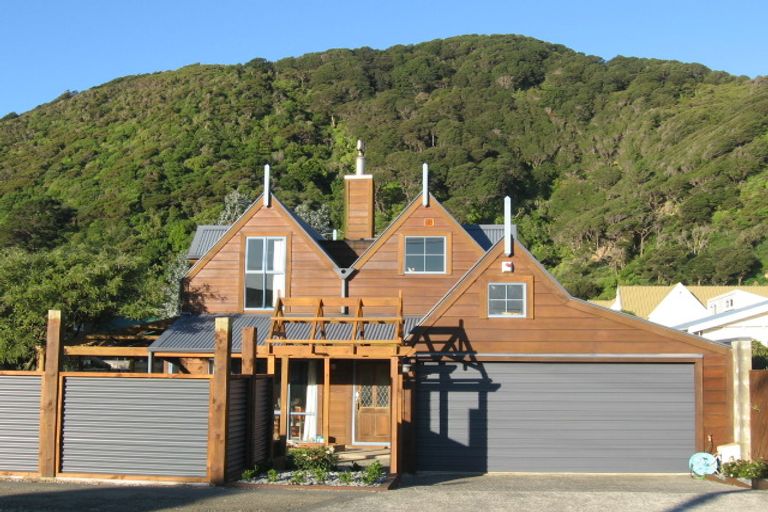 Photo of property in 5 Pukatea Street, Eastbourne, Lower Hutt, 5013