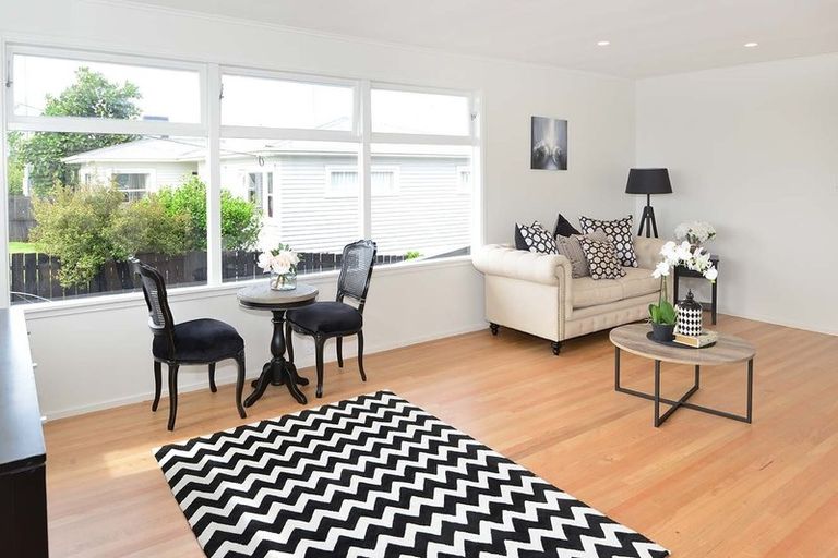 Photo of property in 1/694 East Coast Road, Pinehill, Auckland, 0632