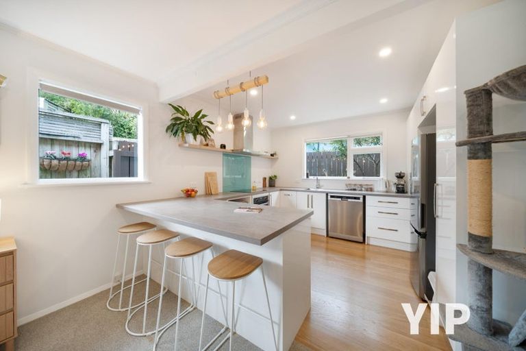 Photo of property in 6 Royston Way, Newlands, Wellington, 6037