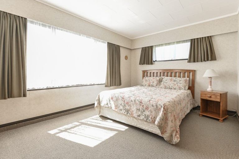 Photo of property in 15 Deakin Place, Clive, 4102