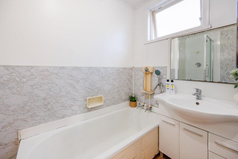 Photo of property in 21 Edgeware Road, Palmerston North, 4410