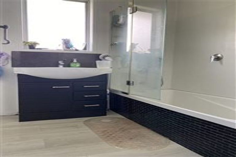 Photo of property in 16 Temuri Place, Glendene, Auckland, 0602