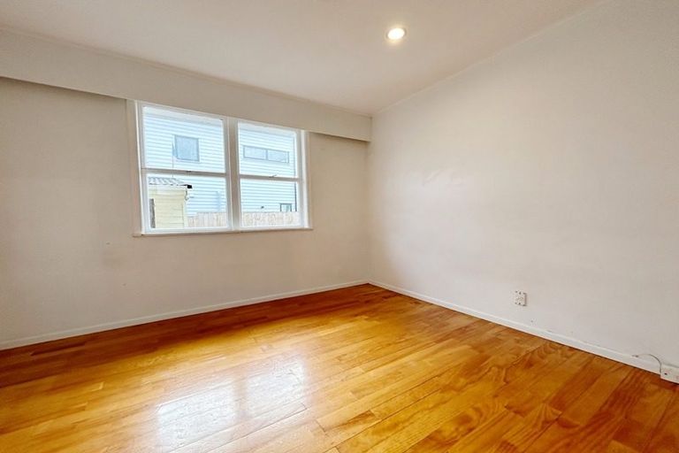 Photo of property in 9 Queen Mary Avenue, New Lynn, Auckland, 0600