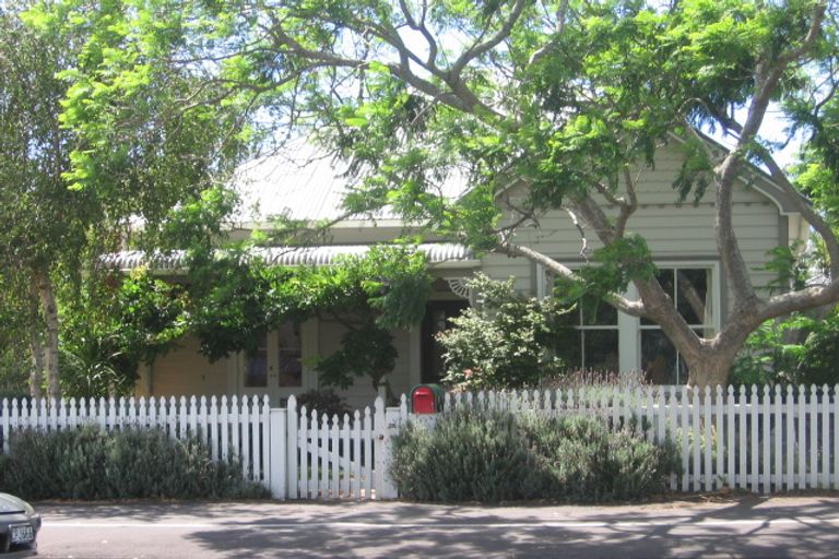 Photo of property in 22 Vauxhall Road, Devonport, Auckland, 0624