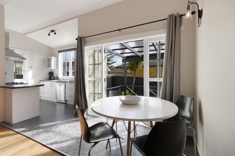 Photo of property in 5 Rewa Street, New Lynn, Auckland, 0600