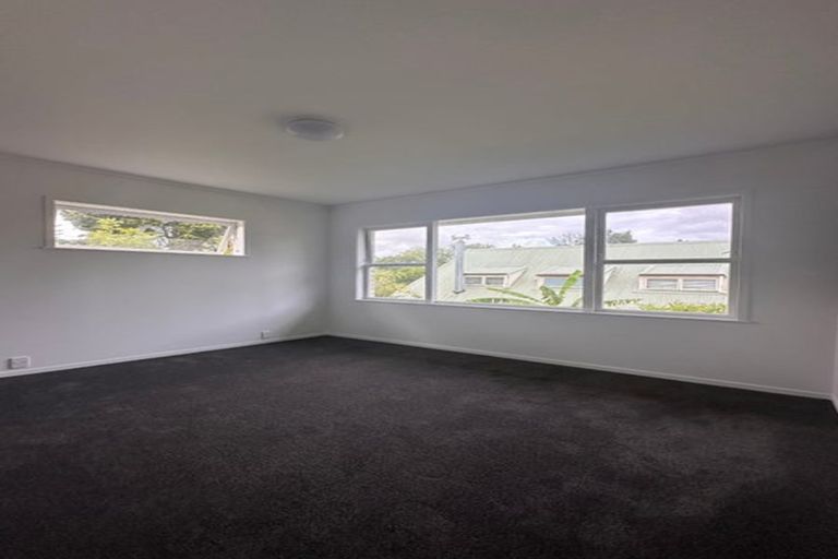Photo of property in 2/7 Dakota Avenue, Beach Haven, Auckland, 0626