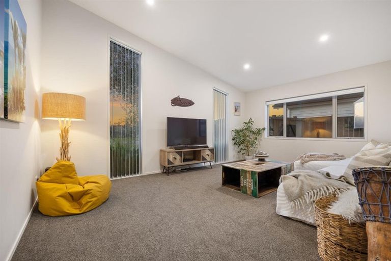 Photo of property in 8 Sir Lincoln Drive, Kumeu, 0810