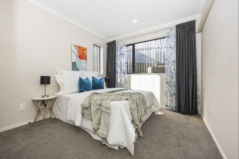 Photo of property in 27a Poruru Close, Papakura, 2110