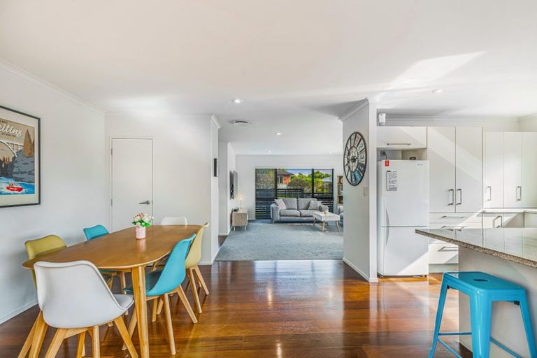 Photo of property in 33 Taipari Road, Te Atatu Peninsula, Auckland, 0610