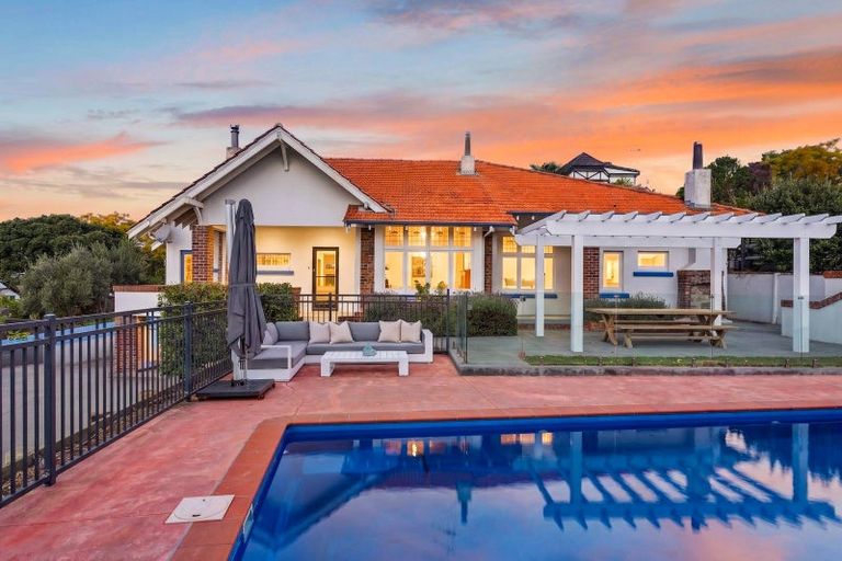 Photo of property in 60 Milton Road, Bluff Hill, Napier, 4110