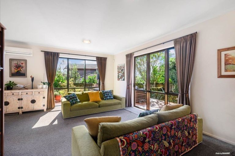 Photo of property in 8 Seamount Drive, Red Beach, 0932