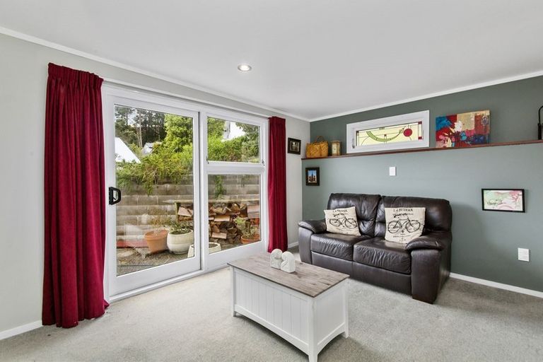 Photo of property in 3 Pimlico Place, Newlands, Wellington, 6037