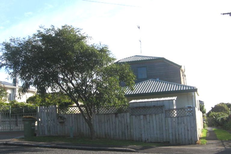 Photo of property in 2/180 Chivalry Road, Glenfield, Auckland, 0629