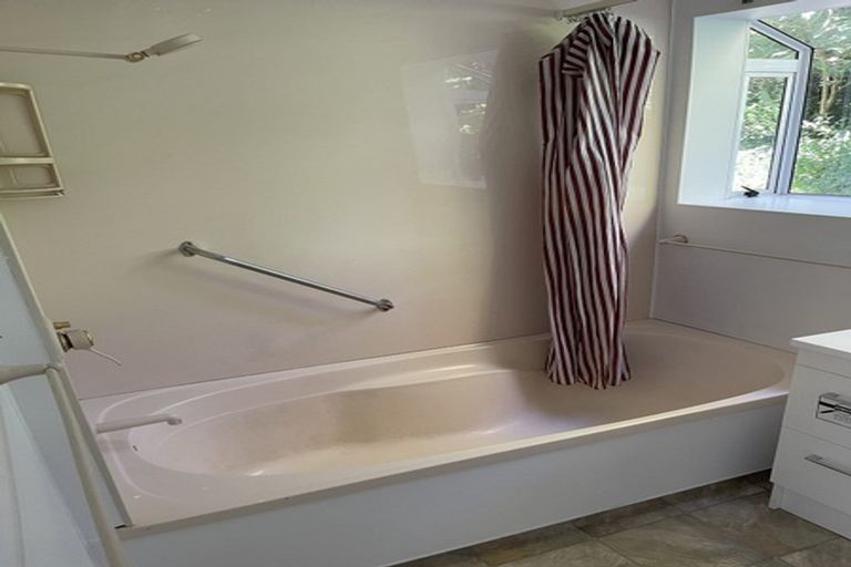 Photo of property in 6 Churton Drive, Churton Park, Wellington, 6037